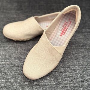 Skechers slip on, memory foam. 9.5. Linen look.